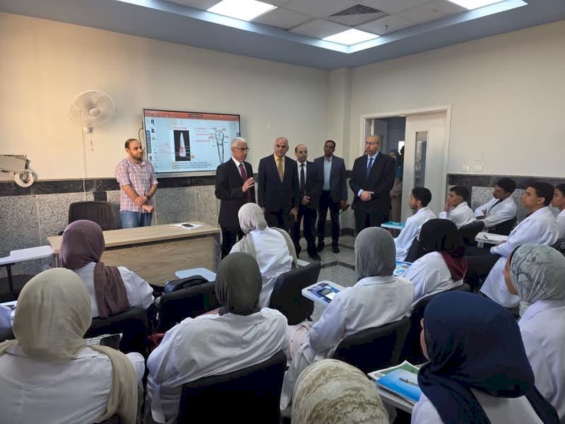 رئيس جامعة جنوب الوادي الأهلية يتفقد انتظام الدراسة ويجري حوارًا مع الطلاب