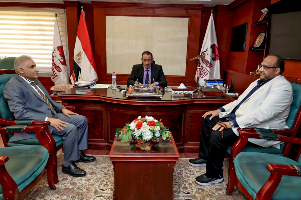 محافظ سوهاج يستقبل رئيس شركة مياه الشرب والصرف الصحي الجديد ويبحث معه تحسين الخدمات المقدمة للمواطنين