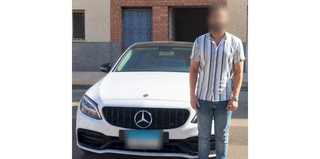 التحفظ علي سيارة لقيام قائدها السير برعونة والسماح لمرافقيه بالجلوس أعلى نوافذها بالبحيرة