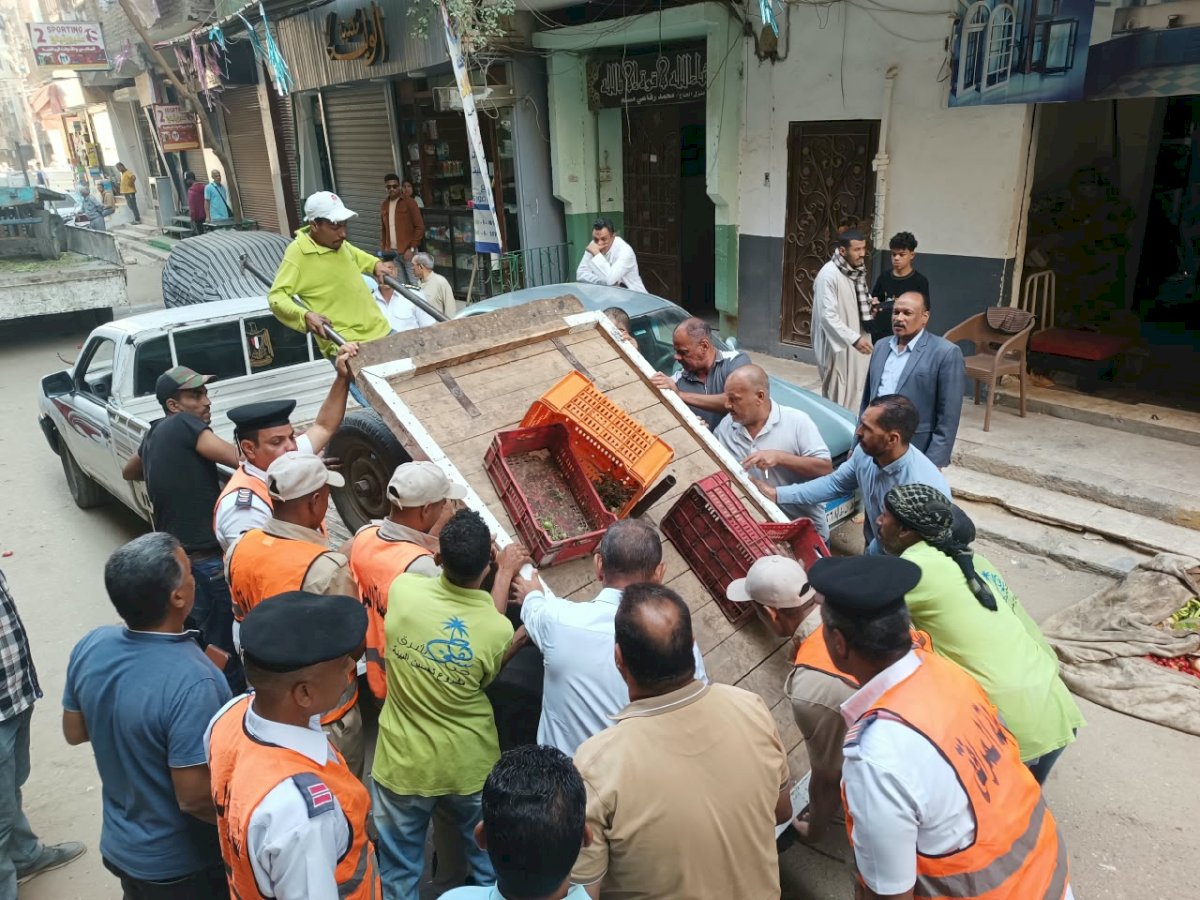 تحرير 10 محاضر اشغال ونظافة ومصادرة 76 مضبوطات متنوعة في حملة مكبرة بحي شرق بسوهاج