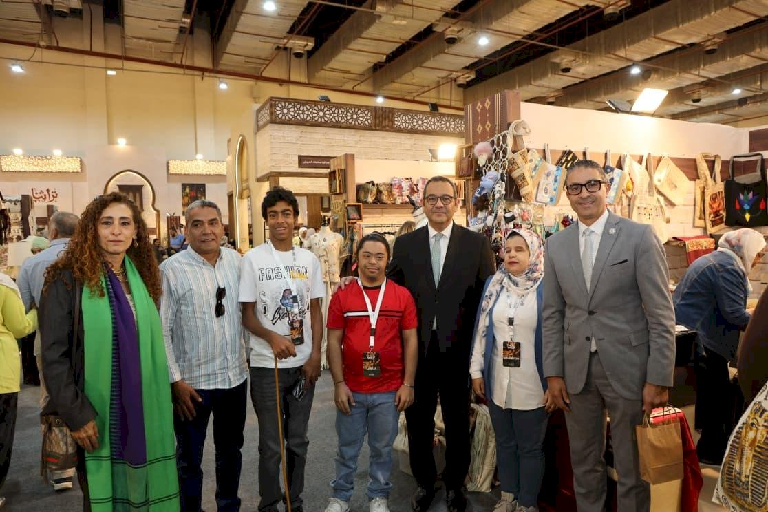 الرئيس التنفيذي لجهاز تنمية المشروعات يتفقد اجنحة  العارضين من ذوي الهمم داخل معرض تراثنا 2026