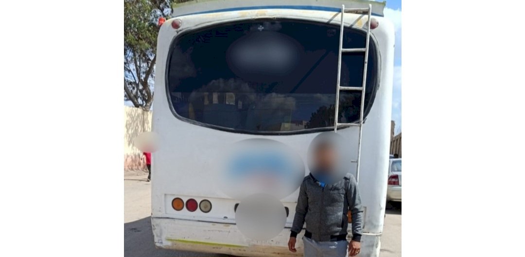 ضبط سائق لقيامه بتحميل ركاب اعلي سقف  الاتوبيس بالشرقية