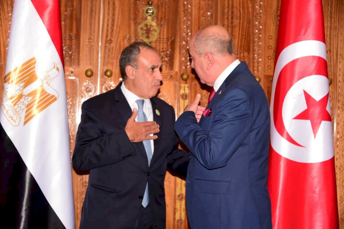 وزير الخارجية يلتقي وزير الخارجية التونسي بالجزائر