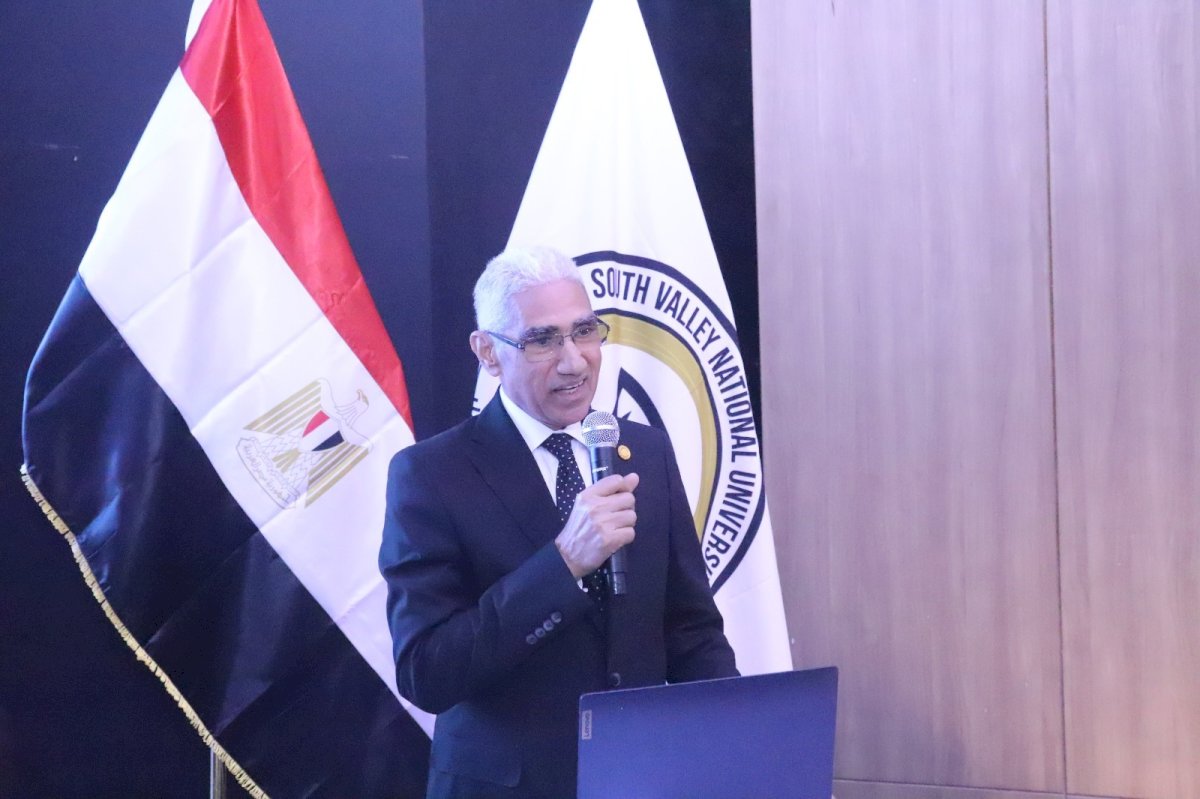 محافظ قنا ورئيسا جامعتي قنا وجنوب الوادي الأهلية يشهدون ندوة تثقيفية