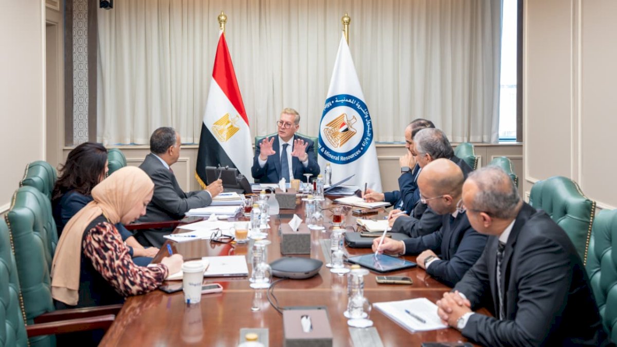 وزير البترول  يتابع تأمين احتياجات السوق من المنتجات البترولية والغاز في ضوء التطورات الجيوسياسية