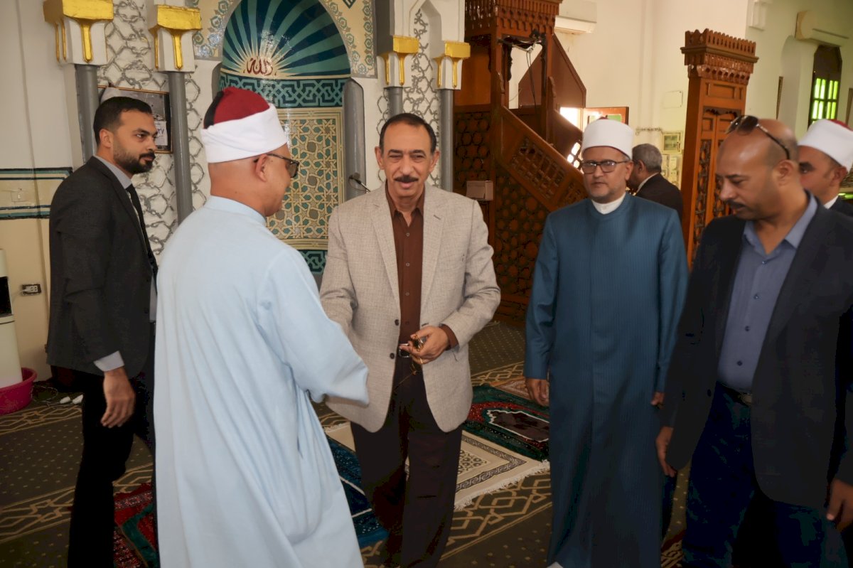 محافظ سوهاج يؤدي صلاة الجمعة بمسجد الشرطة ويلتقي المواطنين عقب الصلاة