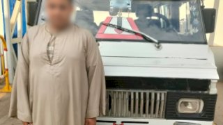 نكشف  فيديو قيام سائق بتثبيت إشارات ضوئية بالسيارة يظهر خلالها علامة خادشة للحياء  بسوهاج