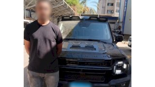 اعرف قصة استعراض سيارة السير أعلى الرصيف الفاصل بين طريقين بسوهاج