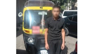 فيديو السير عكس الاتجاه يقود الشرطة للقبض علي سائق توك توك بالقاهرة