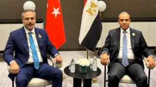 وزير الخارجية يلتقي نظيره التركي خلال مشاركته في اجتماعات منظمة التعاون الإسلامي