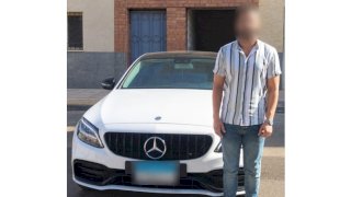 التحفظ علي سيارة لقيام قائدها السير برعونة والسماح لمرافقيه بالجلوس أعلى نوافذها بالبحيرة