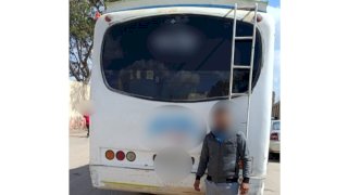 ضبط سائق لقيامه بتحميل ركاب اعلي سقف  الاتوبيس بالشرقية