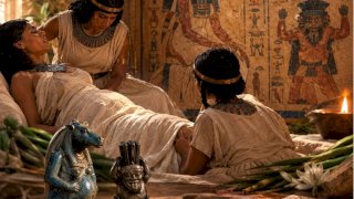 أسماء إسماعيل تكتب:كيف حاول المصري القديم حماية طفله من أخطار الولادة؟