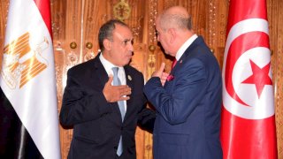 وزير الخارجية يلتقي وزير الخارجية التونسي بالجزائر