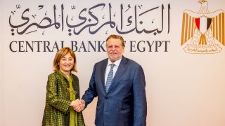 محافظ البنك المركزي المصري يلتقي نائب رئيس بنك الاستثمار الأوروبي لبحث خطط الشراكة التستقبلية