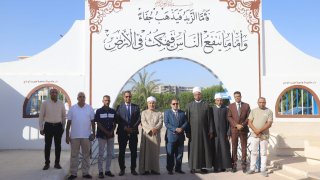 رئيس جامعة قنا يشهد تسليم فرش المسجد الكبير بالتعاون مع وزارة الأوقاف