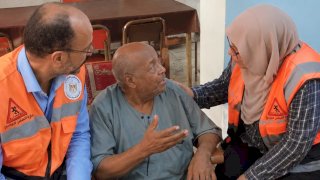 التضامن الاجتماعي:«التدخل السريع» ينقذ مسنًا ويودعه دار رعاية بعد رفض أسرته استلامه بأسوان