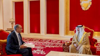 وزير الخارجية يسلم رسالة خطية من السيد الرئيس إلى ملك البحرين