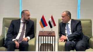وزير الخارجية يلتقي نظيره الأرميني في العاصمة البحرينية